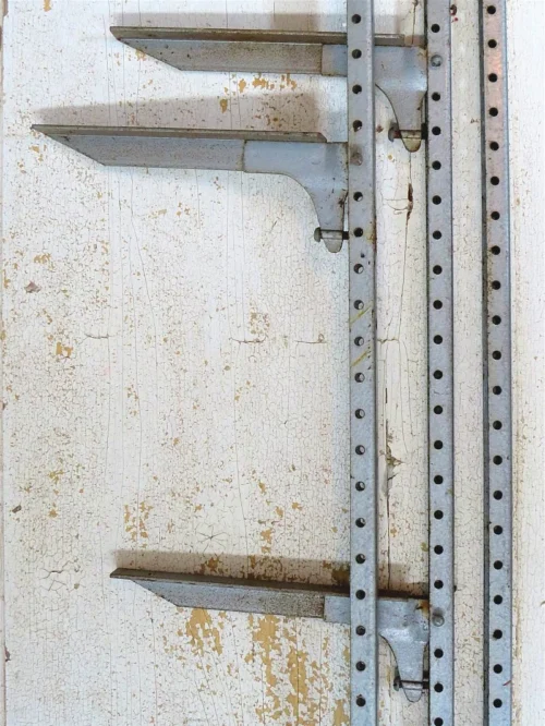 Oud industrieel wand-/ophangsysteem