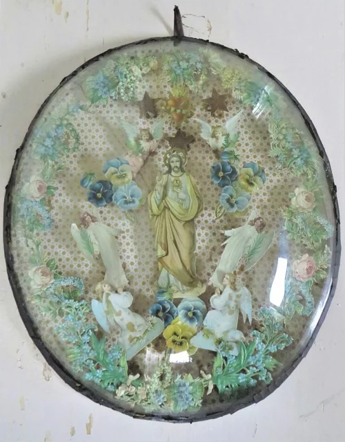 Oud religieus kloosterwerk in ovaal bolglas