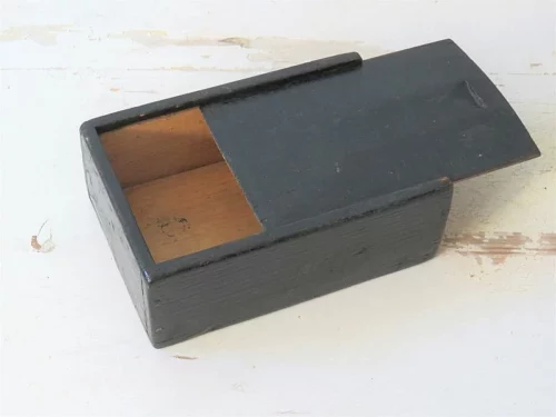 Oud doosje met schuifdeksel.