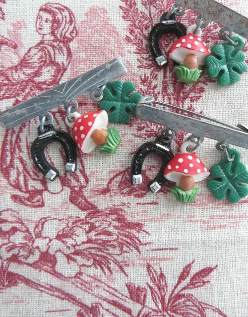 Vintage kinderbroche-poppenbroche-berenbroche "Hoefijzer-paddenstoel-klavertje 4"