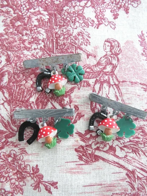 Vintage kinderbroche-poppenbroche-berenbroche "Hoefijzer-paddenstoel-klavertje 4"