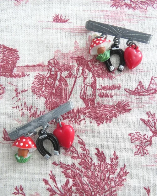 Vintage kinderbroche-poppenbroche-berenbroche "Paddenstoel-hoefijzer-hart"