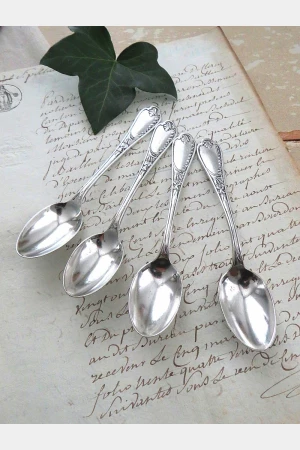 Set (4 stuks)  oude verzilverde Engelse thee-/ koffielepels "Iris"