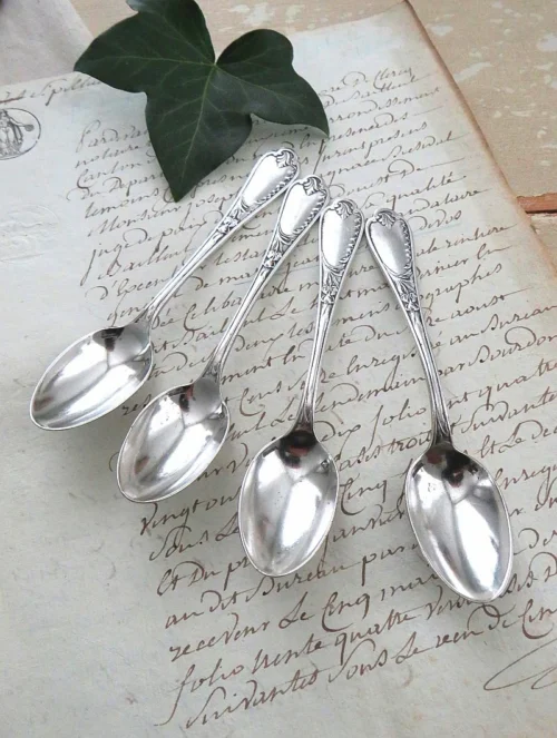 Set (4 stuks)  oude verzilverde Engelse thee-/ koffielepels "Iris"