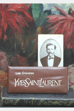 Reclamebordje  "Yves Saint Laurent"