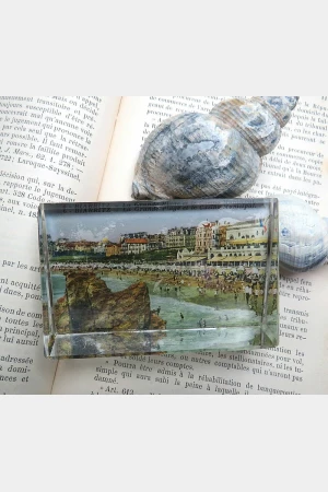 Oud Frans Presse-papier souvenir “Biarritz – La Grande Plage”
