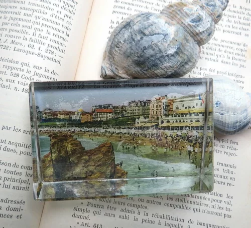 Oud Frans Presse-papier souvenir “Biarritz – La Grande Plage”