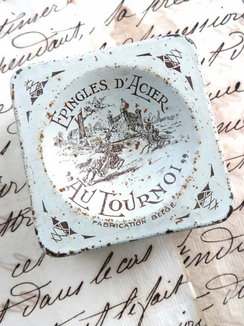 Oud naalden-/speldendoosje "Epingles d'Acier - Au Tournoi"