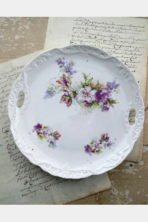 Antieke schaal met greepjes "Lila bloemen"