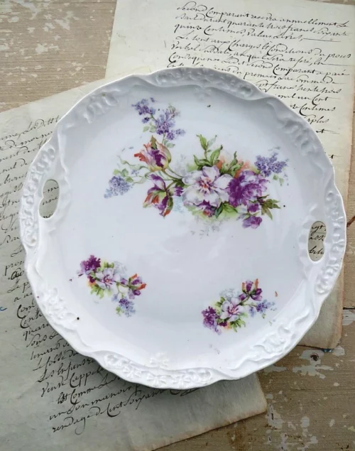 Antieke schaal met greepjes "Lila bloemen"