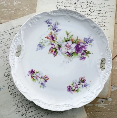 Antieke schaal met greepjes "Lila bloemen"