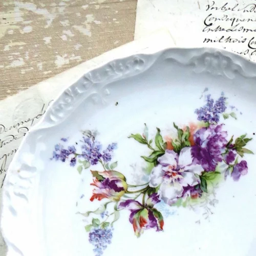Antieke schaal met greepjes "Lila bloemen"