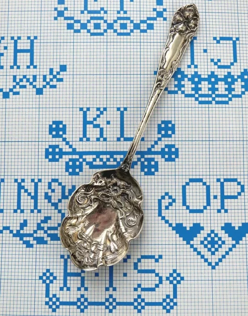 Antieke verzilverde  Engelse lepel Art-Nouveau -  Florale decoratie