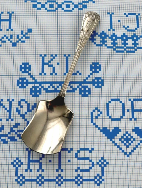 Engelse verzilverde suikerschep "B"