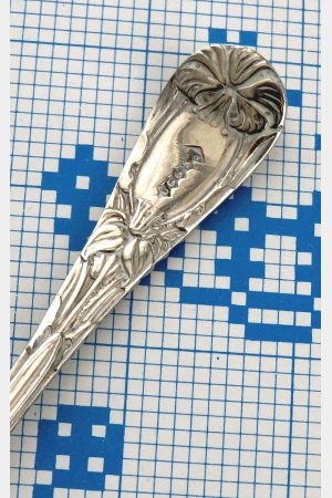 Engelse verzilverde suikerschep "B"
