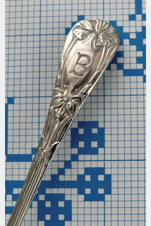 Engelse verzilverde suikerschep "B"