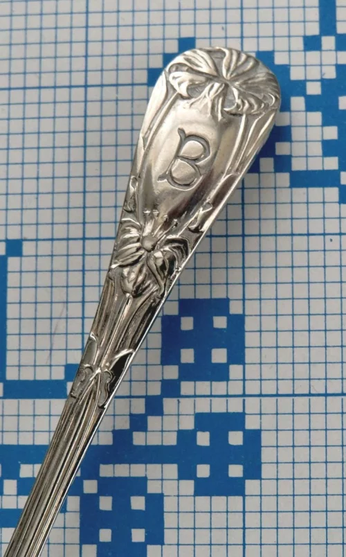 Engelse verzilverde suikerschep "B"