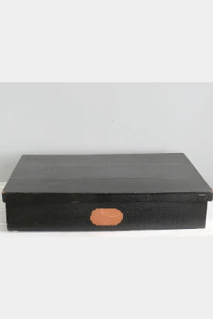 Antieke kledingdoos met etiket