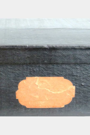 Antieke kledingdoos met etiket