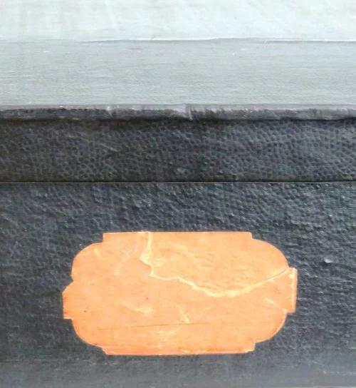 Antieke kledingdoos met etiket