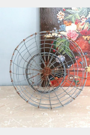 Stoere ijzeren mand