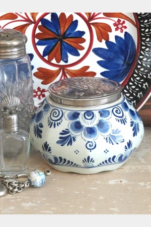 Delfts blauwe pot met verzilverde deksel