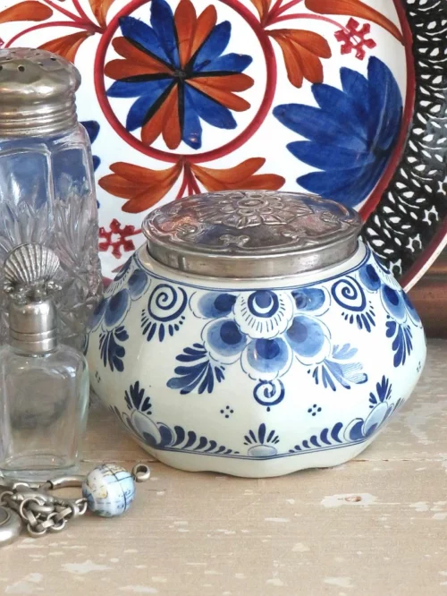 Delfts blauwe pot met verzilverde deksel