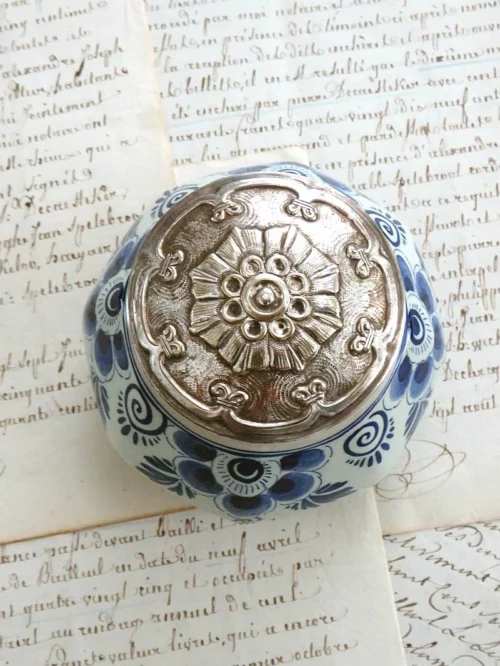 Delfts blauwe pot met verzilverde deksel