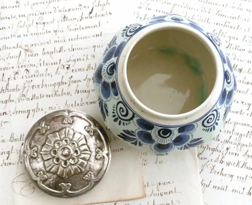 Delfts blauwe pot met verzilverde deksel