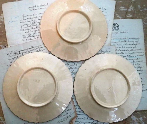 Oud Frans barbotinebordje "Mandje met bramentakje"