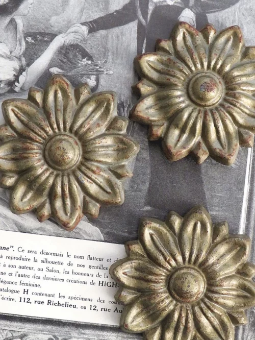 Antieke Franse bronzen bloemrozetten
