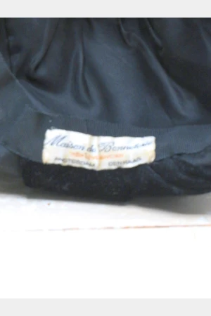 Antieke dameshoedje “Maison de Bonneterie”