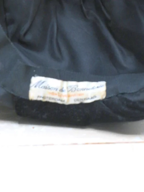Antieke dameshoedje “Maison de Bonneterie”