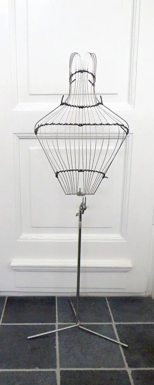 Franse draad mannequin / winkeldisplay, jaren 50 -  (klein)