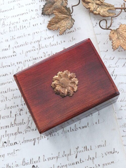 Oud doosje met ornamentje