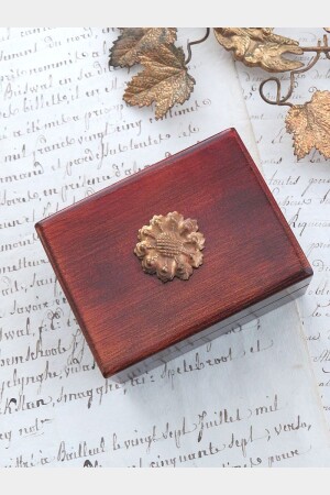 Oud doosje met ornamentje