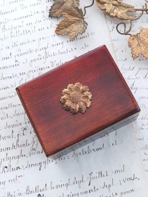 Oud doosje met ornamentje
