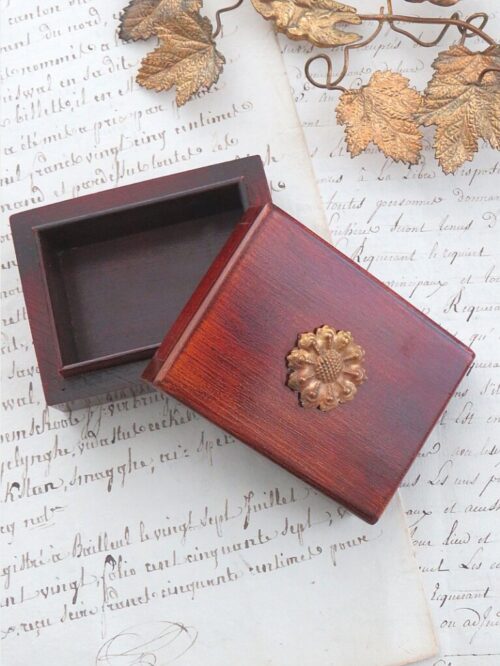 Oud doosje met ornamentje