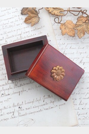 Oud doosje met ornamentje