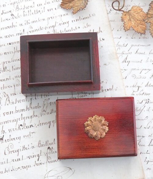 Oud doosje met ornamentje