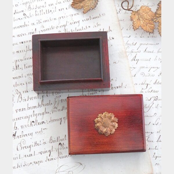 Oud doosje met bloem ornamentje