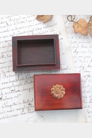 Oud doosje met ornamentje