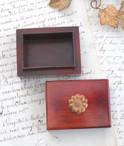 Oud doosje met ornamentje