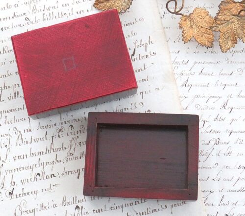 Oud doosje met ornamentje