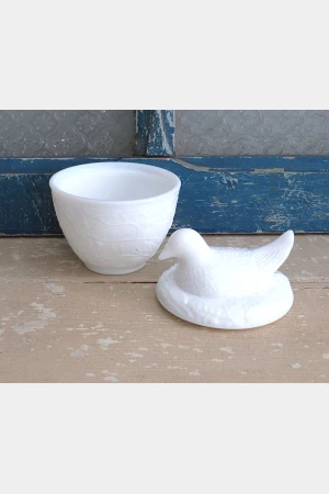 Oud  Opaline dekseldoosje "Vogel op nestje"