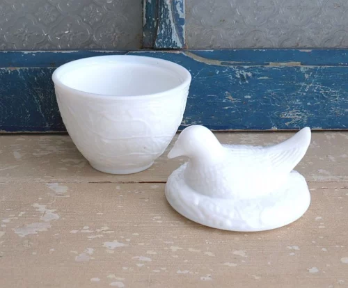 Oud  Opaline dekseldoosje "Vogel op nestje"
