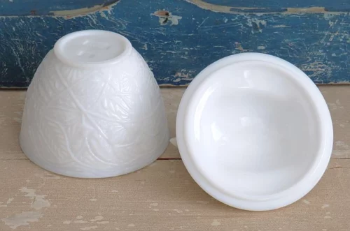 Oud  Opaline dekseldoosje "Vogel op nestje"