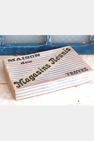 Oude decoratieve Franse winkeldoos  "Magasins Réunis"