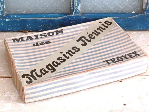 Oude decoratieve Franse winkeldoos  "Magasins Réunis"