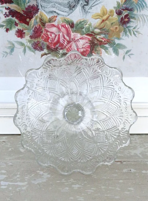 Oude Franse schaal op voet – persglas